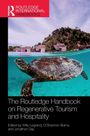 "The Routledge Handbook on Regenerative Tourism and Hospitality" steht unten. Oben schwimmt eine Meeresschildkröte im klaren Wasser.