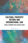 Die Vorderseite eines Buches mit dem Titel "Cultural Property Return and International Law" von Isabella Atencio. Hintergrund in Aquarelloptik.
