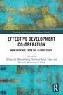 "Effective Development Co-operation: New Evidence from the Global South." Blau-gelbe abstrakte Kunst, Routledge-Logo.