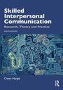 "Skilled Interpersonal Communication" 8. Edition von Owen Hargie. Illustration mit abstrakten Formen und Linien in Blau- und Grüntönen.
