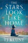 "The Stars Look Like Home" oben, "A good boy in search of a great life" links, TJ Klune unten. Hund schaut auf hängende Sterne.