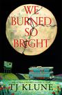 „WE BURNED SO BRIGHT“ in roter Schrift; darunter „TJ KLUNE“. Ein gezeichneter Van unter einem großen, rissigen Mond.