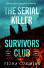 Text: "The last place you want to belong... THE SERIAL KILLER SURVIVORS CLUB" - Fiona Cummins.   
Drei Menschen gehen auf einem Hügel.