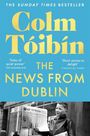 "Colm Tóibín: The News from Dublin. Stories." zeigt einen Jungen, der Zeitungen hält, mit einem blauen Hintergrund.
