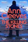 Titel: "Ann Cleeves - The Killing Stones". Hintergrund: Person am Strand mit fliegenden Möwen.