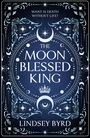 „What is death without life? The Moon Blessed King. Lindsey Byrd.“ Weiße Ornamente, Sterne und Monde auf dunkelblau.