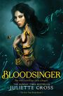 "Bloodsinger" in Gelb, Frau mit blauen Augen, dunkles Haar, goldene Schlange am Arm, mystische Atmosphäre.