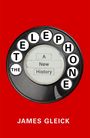 "THE TELEPHONE: A New History. JAMES GLEICK" in der Mitte einer alten Telefonscheibe auf rotem Hintergrund.