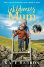 "Wilderness Mum" von Kate Barron. Auf einer Wiese stehen eine lächelnde Frau und ein Kind hinter einer Steinmauer.