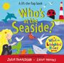 "Who’s at the Seaside?" steht groß, mit Illustrationen von Meer und Tieren wie Delfin, Möwe, Krabbe und einem Mädchen.