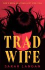 Der Text lautet: "She's been waiting just for you", "Trad Wife", "Sarah Langan". Rote Töne, Frau mit dunklen Haaren.