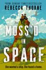 Text: "FROM SUNDAY TIMES BESTSELLER REBECCA THORNE MOSS'D IN SPACE She wanted a ship. She found a home." 

Zwei Personen sitzen auf einem moosüberwachsenen Raumschiffwrack in einer grünen Landschaft.