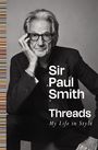 „Sir Paul Smith: Threads - My Life in Style“. Schwarz-weißes Porträt eines Mannes in Anzug, mit Brille, Hand am Gesicht.