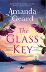 Text: Amanda Geard, The Glass Key. Illustration: Ein Ruderboot auf See vor einem Leuchtturm, Blumen im Vordergrund.