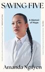 Text: "SAVING FIVE", "A Memoir of Hope", "Amanda Nguyen". Person in weißem Anzug, langes Haar, entschlossen.