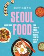 „SEOUL FOOD“ in großen rosa Buchstaben. Illustrationen von koreanischen Speisen auf blauem Hintergrund.