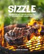 "SIZZLE: 65 Fired-Up Grill and BBQ Recipes. Becks Wilkinson. Ein saftiges Steak auf einem Grill mit Flammen im Hintergrund."