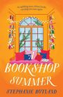 „A BOOKSHOP SUMMER“ von Stephanie Butland. Gemütliche Fensterbank mit Kissen und Büchern, lichterkettenumrahmt.