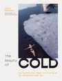 Texte: Gilly McArthur, Photography by Maija Astikainen, the beauty of COLD, The Restorative Power of Cold Water for Connection and Joy. Eine Frau schwimmt im kalten Wasser neben Eisschollen.
