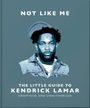 "NOT LIKE ME" und "THE LITTLE GUIDE TO KENDRICK LAMAR" sind die Texte. Eine Illustration zeigt einen Mann mit Hut.