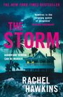 „THE NEW YORK TIMES BESTSELLER“, „THE STORM“, Haus am stürmischen Meer, bedrohlicher Himmel, Autor: Rachel Hawkins.