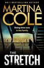 "Martina Cole, Doing time runs in the family, The Stretch." Ein Mensch steht auf einer Treppe vor Stacheldraht.