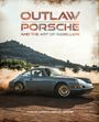 "OUTLAW PORSCHE AND THE ART OF REBELLION". Ein Auto driftet auf einer staubigen Straße vor einer bewaldeten Hügellandschaft.