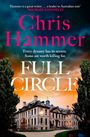 „Chris Hammer. Every dynasty has its secrets. Some are worth killing for. FULL CIRCLE.“ Historisches Gebäude bei Sonnenuntergang.