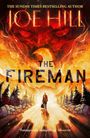 „THE FIREMAN“ von Joe Hill. Eine Person geht auf einem Weg durch einen flammenden Wald. Farben sind feurig und intensiv.