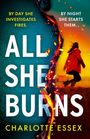 „By day she investigates fires. By night she starts them.“ Titel: All She Burns. Unten: Charlotte Essex. Links dunkel, rechts Frau in Rot.