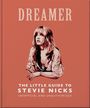 "Dreamer. The Little Guide to Stevie Nicks. Unofficial and Unauthorized." Illustration einer Frau auf rosa Hintergrund.