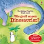Der kleine Pinguin fragt nach: Wie groß waren Dinosaurier? Illustration mit Pinguin und Dinosaurier in grünem Umfeld.