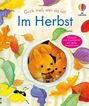 „Guck mal, wer da ist! Im Herbst.“ Zwei orangefarbene Eichhörnchen schauen aus einem Baumloch. Bunte Herbstblätter sind verteilt.