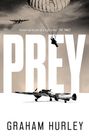 „PREY“, darunter „GRAHAM HURLEY“. Fallschirmspringer und Flugzeuge in schwarz-weiß vor einem bewölkten Himmel.
