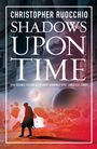 Text: "CHRISTOPHER RUOCCHIO SHADOWS UPON TIME." Zitat: "'EPIC SCIENCE FICTION AT ITS MOST GENUINELY EPIC' JAMES S.A. COREY." Silhouette einer Person mit Schwert vor roten Planeten und Asteroiden.