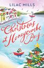 „Christmas at Honeycombe Bay“ in roter Schrift, festlich dekorierte Häuser an einer Bucht, ein geschmückter Weihnachtsbaum.