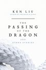"Ken Liu: The Passing of the Dragon and Other Stories". Eine skulpturartige, weiße Drachenschuppe im Hintergrund.