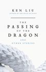 KEN LIU, THE PASSING OF THE DRAGON AND OTHER STORIES. Untere Hälfte: Abstraktes, weißes Drachenmuster.
