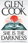 "GLEN COOK, SHE IS THE DARKNESS, A Chronicle of the Black Company." Illustration: Buch mit Bergen und roter Sonne.