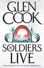 "Glen Cook, Soldiers Live, A Chronicle of the Black Company." Eine Illustration mit Bergen und einem stilisierten Speer.