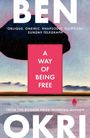 Texts: „A WAY OF BEING FREE“, „BEN OKRI“, „FROM THE BOOKER PRIZE-WINNING AUTHOR“.  
Illustration: Landschaft mit Bergen und See.