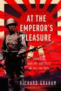 "At the Emperor's Pleasure: Surviving Wartime Captivity in the Far East - Richard Graham." Soldat, roter Sonnenhintergrund.