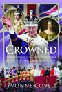 Crowned: Coronations from Queen Victoria to King Charles III. Untertitel: Yvonne Covell. Erwachsene in Roben und Kronen.