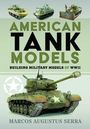 „American Tank Models: Building Military Models of WWII“ von Marcos Augustus Serra. Drei Panzermodelle und ein großes Modell.