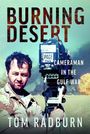 Oben: "BURNING DESERT". Unten: "TOM RADBURN". Ein Kameramann in Wüstenkleidung mit Kamera, Hintergrund: Explosion.