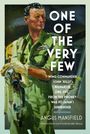 Titel: ONE OF THE VERY FEW. Illustration eines Piloten in Uniform mit Fliegerausrüstung. Name: ANGUS MANSFIELD.