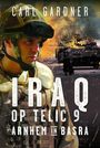 „IRAQ OP TELIC 9 ARNHEM IN BASRA“. Ein Soldat in Uniform, im Hintergrund ein brennender Panzer.