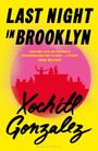 "LAST NIGHT IN BROOKLYN", gelbe und rote Farben, Skyline mit Silhouetten von Menschen, stilvolle Schriftzüge.