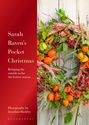 Text: "Sarah Raven’s Pocket Christmas", "Bringing the outside in for the festive season". Ein bunter Kranz aus Blättern und Beeren.