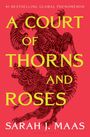 Der Text "A Court of Thorns and Roses" von Sarah J. Maas. Roter Hintergrund mit Detail einer illustrierten Kreatur.